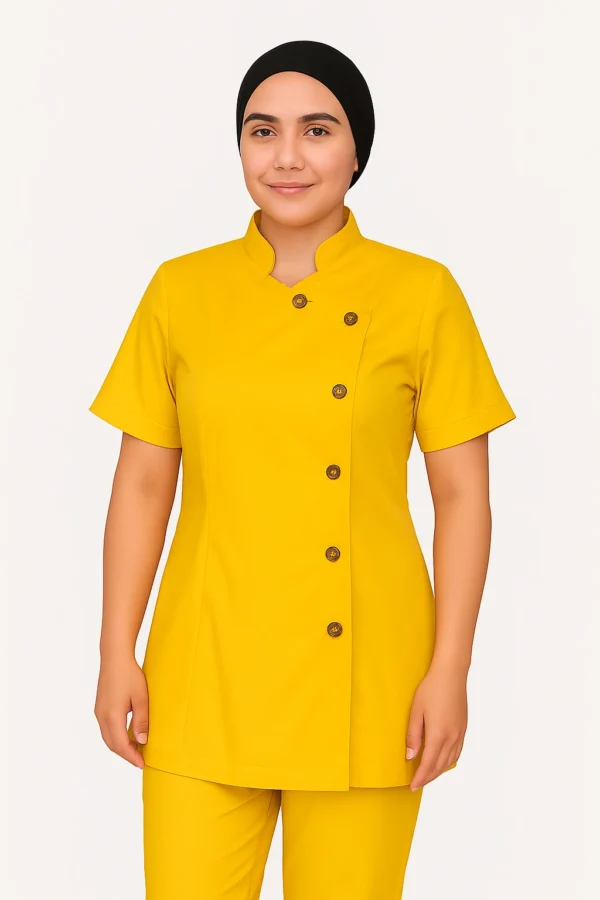 Uniforme jaune élégant pour femme de ménage – coupe droite avec boutons latéraux